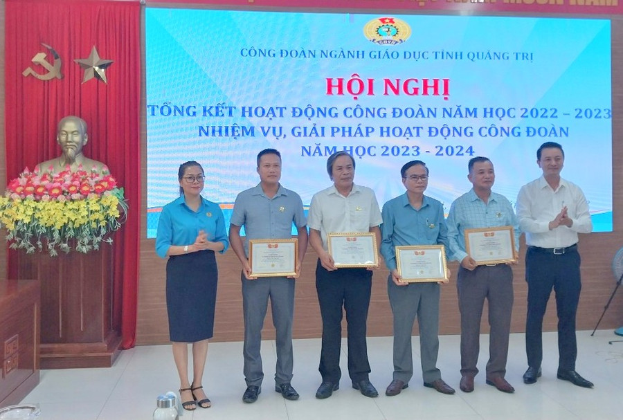 Lãnh đạo Liên đoàn Lao động Quảng Trị và Sở GD&amp;ĐT trao Bằng khen cho các đơn vị, cá nhân.