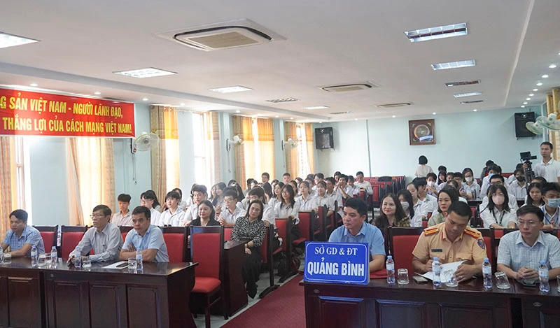 Lễ phát động học sinh, sinh viên nghiêm chỉnh chấp hành pháp luật về An toàn giao thông.