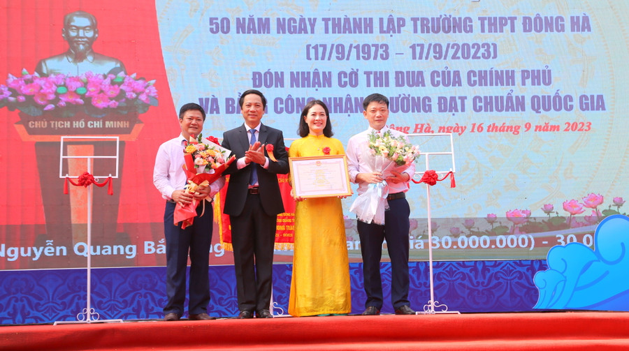 Phó Chủ tịch UBND tỉnh Quảng Trị trao Bằng công nhận đạt chuẩn quốc gia cho trường. Phó Chủ tịch UBND tỉnh Quảng Trị trao Bằng công nhận đạt chuẩn quốc gia cho trường.