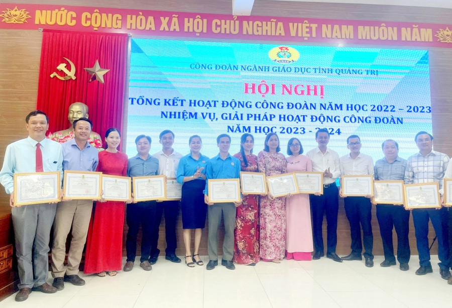 Nhiều cá nhân được tuyên dương vì có thành tích trong hoạt động công đoàn.