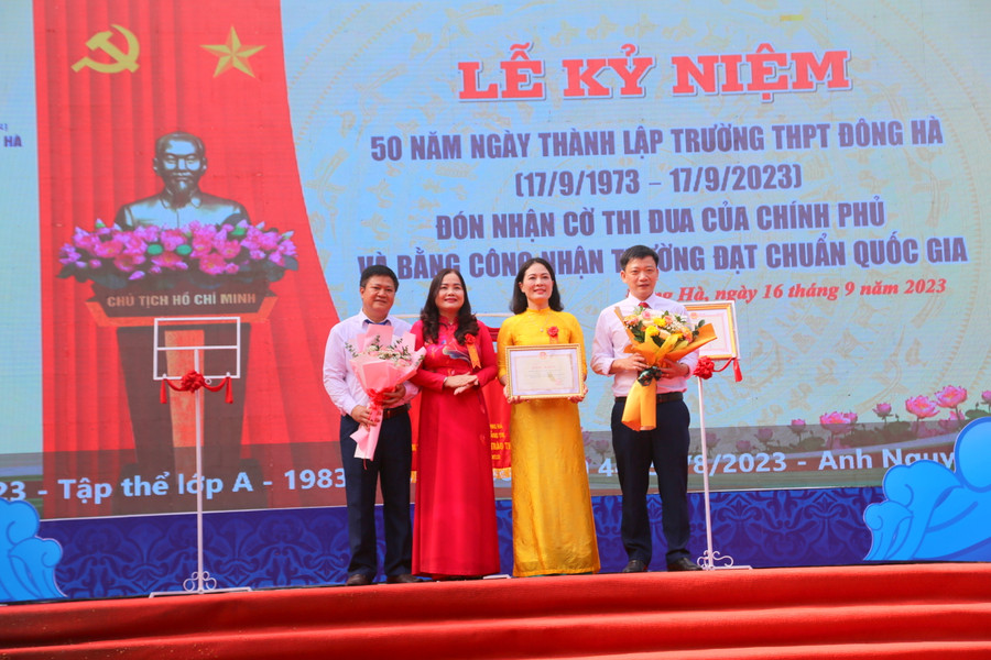 TS Lê Thị Hương - Giám đốc Sở GD&ĐT Quảng Trị trao Bằng khen của Bộ trưởng Bộ GD&ĐT cho Trường THPT Đông Hà. TS Lê Thị Hương - Giám đốc Sở GD&ĐT Quảng Trị trao Bằng khen của Bộ trưởng Bộ GD&ĐT cho Trường THPT Đông Hà.