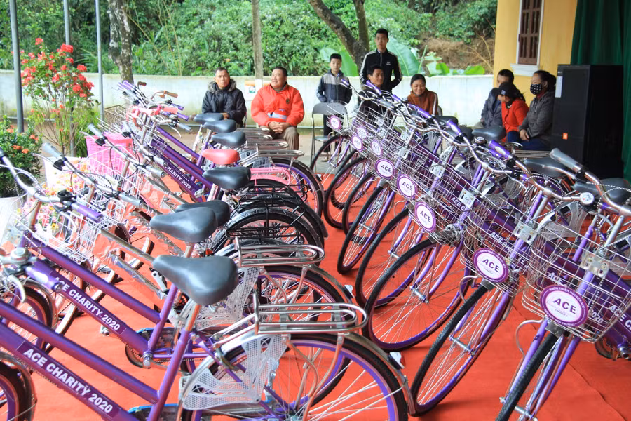 120 chiếc xe đạp đã được trao cho nhiều em học sinh nghèo vượt khó tại Hà Tĩnh.