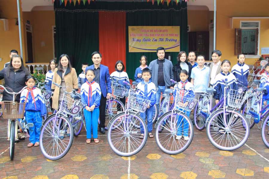 Đại diện CLB Thiện nguyện Charyti và Văn phòng GD&amp;TĐ khu vực Bắc Trung Bộ trao 20 chiếc xe đạp tại huyện Nghi Xuân.