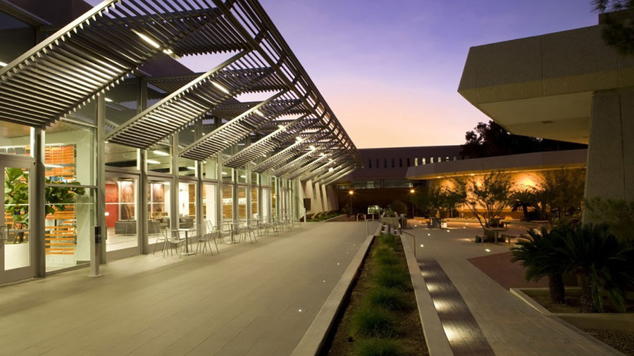 Sinh viên lấy bằng từ Đại học Luật Hà Nội - trường Luật hàng đầu Việt Nam - và bằng của trường Luật E. Rogers thuộc Đại học Arizona - trường đầu tiên ở Mỹ cấp bằng Cử nhân Luật. Sinh viên theo học chương trình song bằng sẽ là một thành viên trong mạng lưới 295.000 cựu sinh viên Đại học Arizona, bao gồm nhiều thẩm phán, giám đốc điều hành, và quan chức chính phủ.