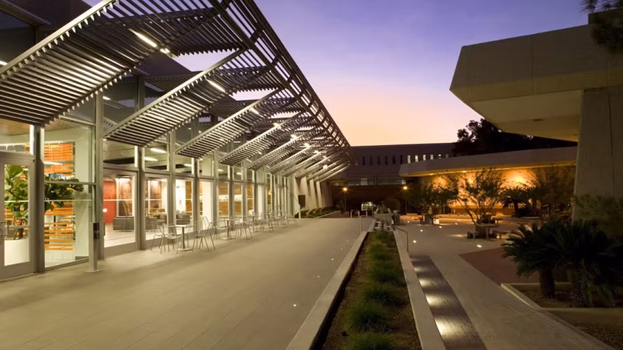 Sinh viên lấy bằng từ Đại học Luật Hà Nội - trường Luật hàng đầu Việt Nam - và bằng của trường Luật E. Rogers thuộc Đại học Arizona - trường đầu tiên ở Mỹ cấp bằng Cử nhân Luật. Sinh viên theo học chương trình song bằng sẽ là một thành viên trong mạng lưới 295.000 cựu sinh viên Đại học Arizona, bao gồm nhiều thẩm phán, giám đốc điều hành, và quan chức chính phủ.