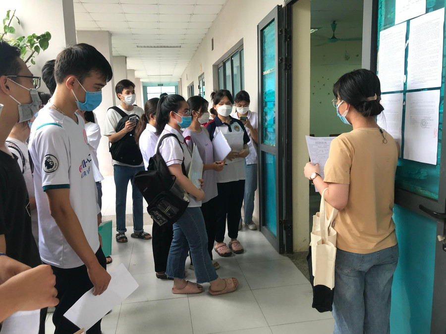 Gọi tên đối chiếu hồ sơ thí sinh tại điểm thi Trường THPT chuyên Biên Hòa Gọi tên đối chiếu hồ sơ thí sinh tại điểm thi Trường THPT chuyên Biên Hòa