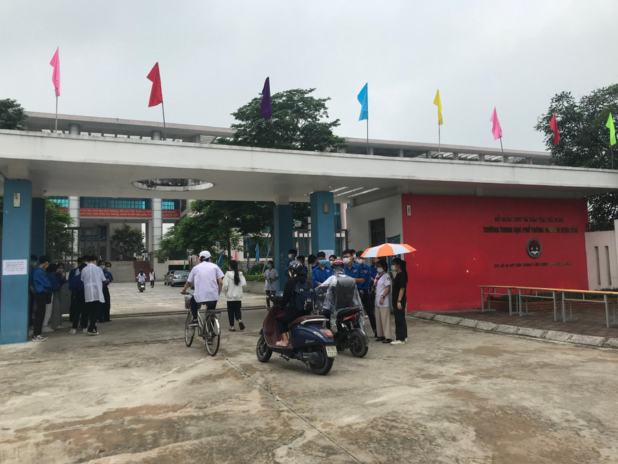 Các lực lượng tình nguyện sẵn sàng hỗ trợ thí sinh tại các điểm thi Các lực lượng tình nguyện sẵn sàng hỗ trợ thí sinh tại các điểm thi