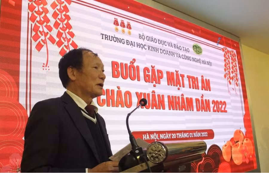 GS.TS Nguyễn Công Nghiệp- Phó Hiệu trưởng Thường trực phát biểu tại buổi gặp mặt