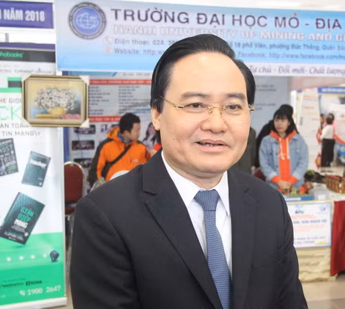 Bộ trưởng Phùng Xuân Nhạ trao đổi với báo chí bên lề Ngày hội khởi nghiệp quốc gia của HSSV năm 2018