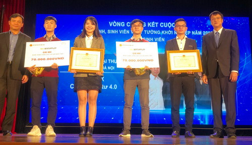 Thứ trưởng Lê Hải An trao giải Nhì cho các dự án Thứ trưởng Lê Hải An trao giải Nhì cho các dự án