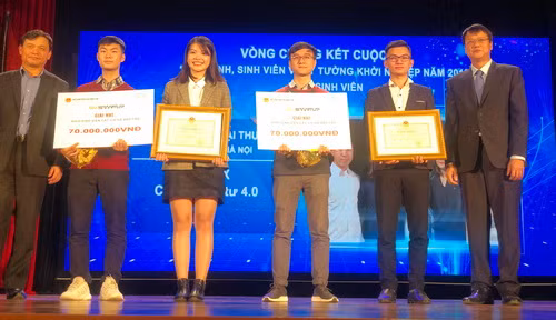 Thứ trưởng Lê Hải An trao giải Nhì cho các dự án