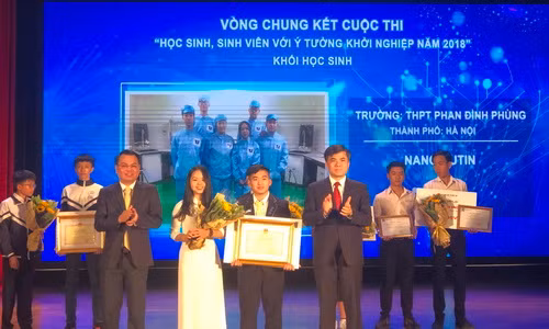 Ông Bùi Văn Linh - Phó Vụ trưởng Phụ trách Vụ Giáo dục Chính trị và Công tác học sinh, sinh viên Bộ Giáo dục và Đào tạo trao giải Nhất cho dự án của học sinh Trường THPT Phan Đình Phùng (Hà Nội)