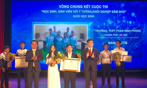 Ông Bùi Văn Linh - Phó Vụ trưởng Phụ trách Vụ Giáo dục Chính trị và Công tác học sinh, sinh viên Bộ Giáo dục và Đào tạo trao giải Nhất cho dự án của học sinh Trường THPT Phan Đình Phùng (Hà Nội) Ông Bùi Văn Linh - Phó Vụ trưởng Phụ trách Vụ Giáo dục Chính trị và Công tác học sinh, sinh viên Bộ Giáo dục và Đào tạo trao giải Nhất cho dự án của học sinh Trường THPT Phan Đình Phùng (Hà Nội)