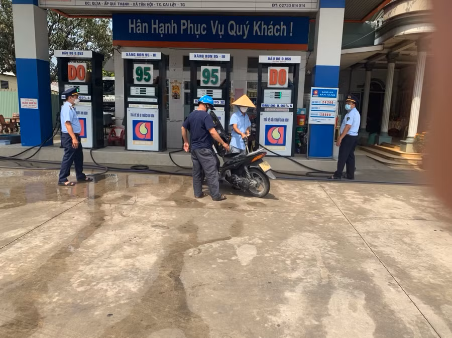 Hoạt động giám sát cửa hàng kinh doanh xăng dầu tại thị xã Cai Lậy (Tiền Giang). Ảnh: Tổng Cục QLTT