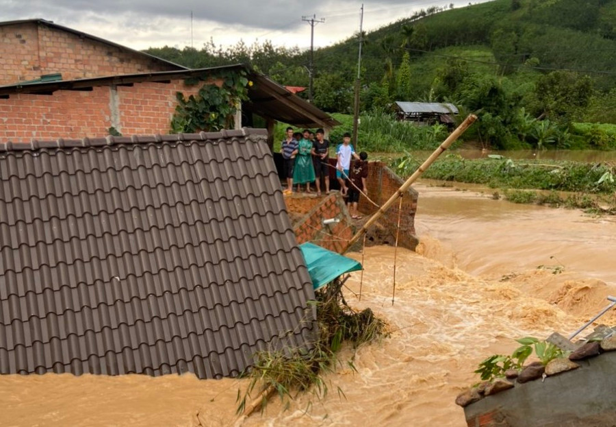 Mưa lớn khiến nhiều nhà dân bị ngập sâu.