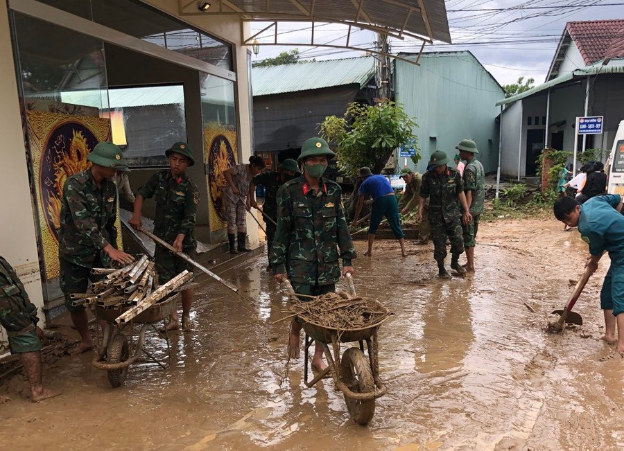 Lực lượng chức năng hỗ trợ người dân dọn dẹp, ổn định cuộc sống. Lực lượng chức năng hỗ trợ người dân dọn dẹp, ổn định cuộc sống.