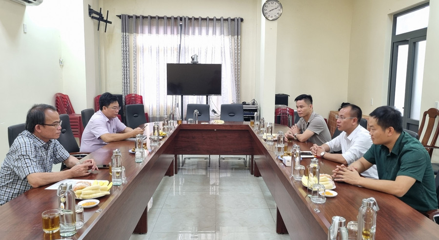 Lãnh đạo Sở GD&ĐT Quảng Ngãi thông tin với đại diện Văn phòng Báo GDTĐ khu vực Miền Trung - Tây Nguyên về các hoạt động của ngành. Lãnh đạo Sở GD&ĐT Quảng Ngãi thông tin với đại diện Văn phòng Báo GDTĐ khu vực Miền Trung - Tây Nguyên về các hoạt động của ngành.