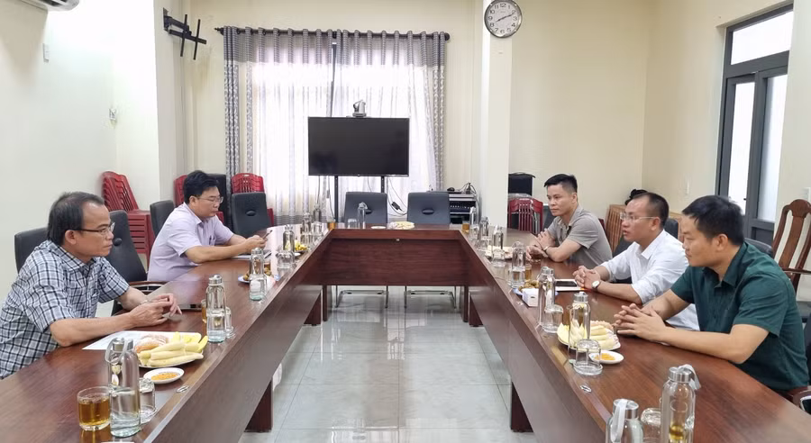 Lãnh đạo Sở GD&amp;ĐT Quảng Ngãi thông tin với đại diện Văn phòng Báo GDTĐ khu vực Miền Trung - Tây Nguyên về các hoạt động của ngành.