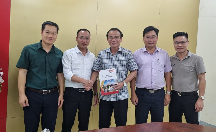 Đại diện Văn phòng Báo GD&TĐ khu vực Miền Trung - Tây Nguyên chia sẻ thông tin hoạt động an sinh xã hội với Lãnh đạo Sở GD&ĐT Quảng Ngãi. Đại diện Văn phòng Báo GD&TĐ khu vực Miền Trung - Tây Nguyên chia sẻ thông tin hoạt động an sinh xã hội với Lãnh đạo Sở GD&ĐT Quảng Ngãi.