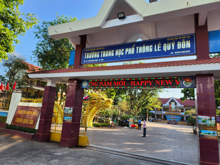 Linh vật Rồng đang được thầy cô giáo, học sinh Trường THPT Lê Quý Đôn tái sinh ở sân Trường. (Ảnh: TT)