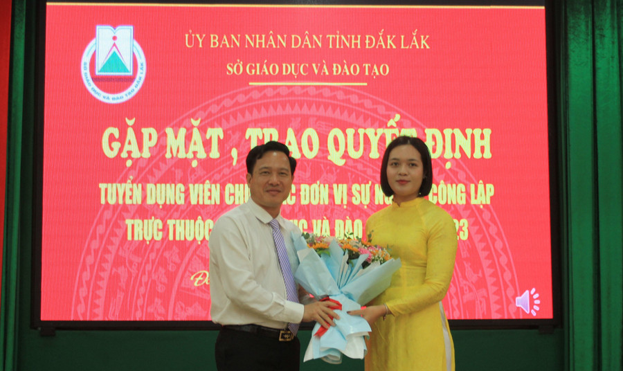 Đại diện thí sinh trúng tuyển nhận chúc mừng từ Sở GD&ĐT và phát biểu tại buổi lễ. (Ảnh: ĐV) Đại diện thí sinh trúng tuyển nhận chúc mừng từ Sở GD&ĐT và phát biểu tại buổi lễ. (Ảnh: ĐV)