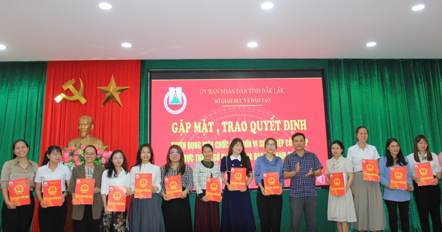 Các thí sinh trúng tuyển nhận quyết định phân công công tác. (Ảnh: ĐV) Các thí sinh trúng tuyển nhận quyết định phân công công tác. (Ảnh: ĐV)