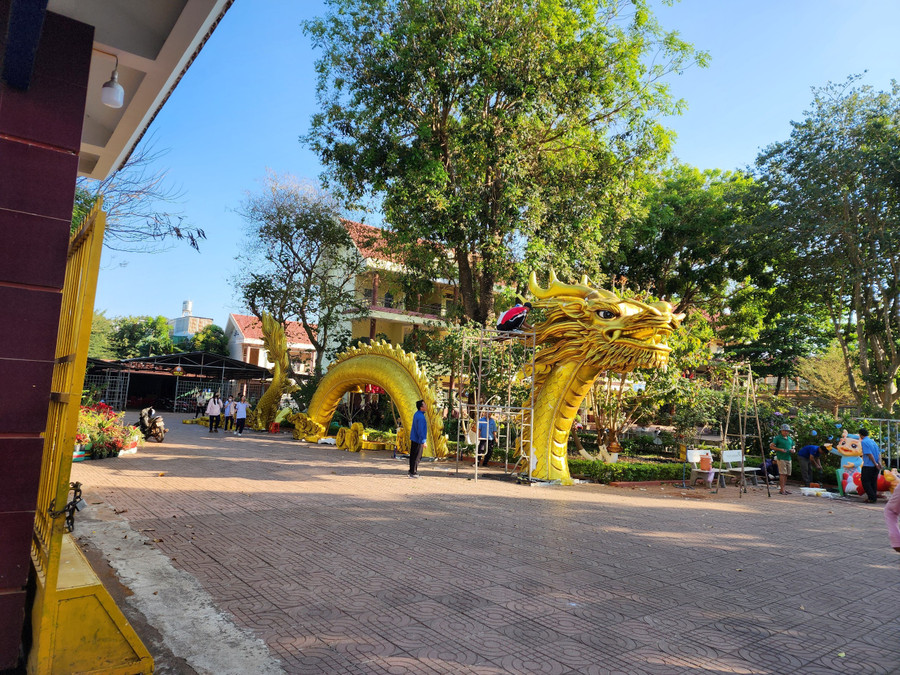 Học sinh THPT Lê Quý Đôn tin tưởng, linh vật Rồng ở góc sân Trường sẽ tạo điểm nhấn cho cảnh quan. (Ảnh: TT)