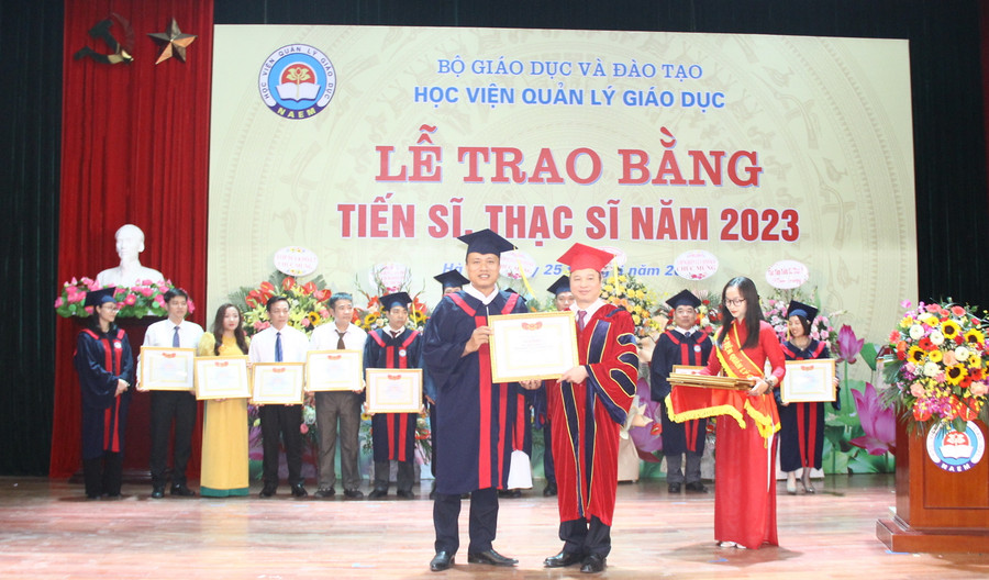 Nhân dịp này, Giám đốc Học viện Quản lý giáo dục tặng Giấy khen cho các học viên đã có thành tích học tập tốt và nhiệt tình trong công tác lớp.