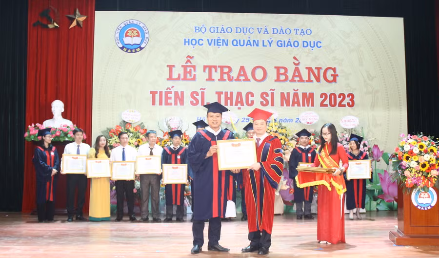 Nhân dịp này, Giám đốc Học viện Quản lý giáo dục tặng Giấy khen cho các học viên đã có thành tích học tập tốt và nhiệt tình trong công tác lớp.