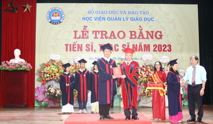 Các tân thạc sĩ nhận bằng tốt nghiệp