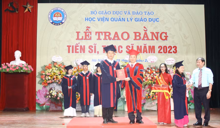 Các tân thạc sĩ nhận bằng tốt nghiệp