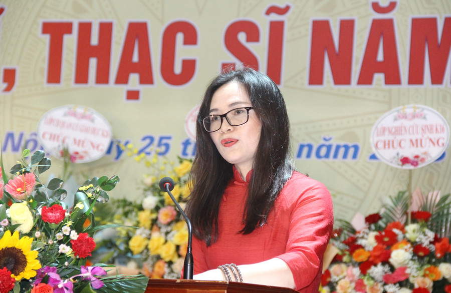 TS Hà Thanh Hương báo cáo kết quả đào tạo tiến sĩ, thạc sĩ tại buổi lễ trao bằng tốt nghiệp.