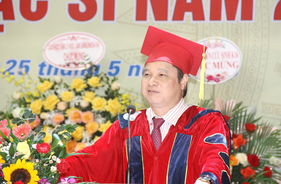 GS.TS Phạm Quang Trung, Giám đốc Học viện Quản lý giáo dục phát biểu chúc mừng các tân tiến sĩ, thạc sĩ.