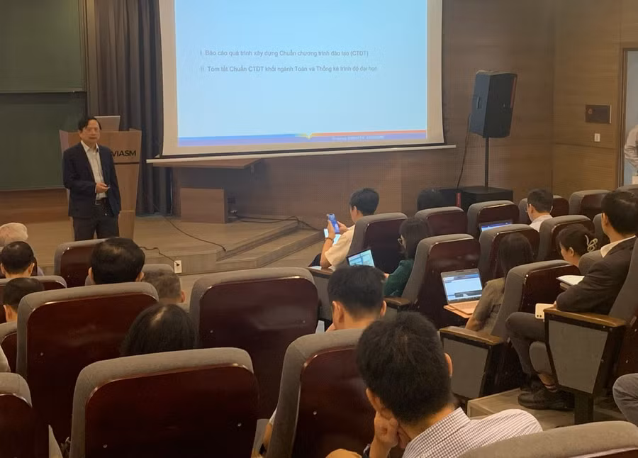 GS.TS Vũ Hoàng Linh trình bày báo cáo thẩm định Chương trình đào tạo, khối ngành Toán - Thống kê. GS.TS Vũ Hoàng Linh trình bày báo cáo thẩm định Chương trình đào tạo, khối ngành Toán - Thống kê.