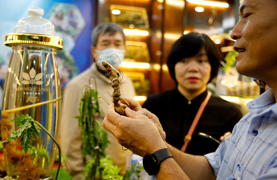 Đồng thời, thường xuyên theo dõi, nắm tình hình trên các trang mạng xã hội như Zalo, Facebook... để xác định các tài khoản thường xuyên có hoạt động giao dịch, buôn bán các sản phẩm từ sâm Ngọc Linh để kịp thời phát hiện, xử lý nghiêm các đối tượng, đường dây kinh doanh sản phẩm không đảm bảo chất lượng, không rõ nguồn gốc, xuất xứ, không có tem chỉ dẫn địa lý “Ngọc Linh”, không có giấy chứng nhận về an toàn thực phẩm, hàng nhái, hàng giả.