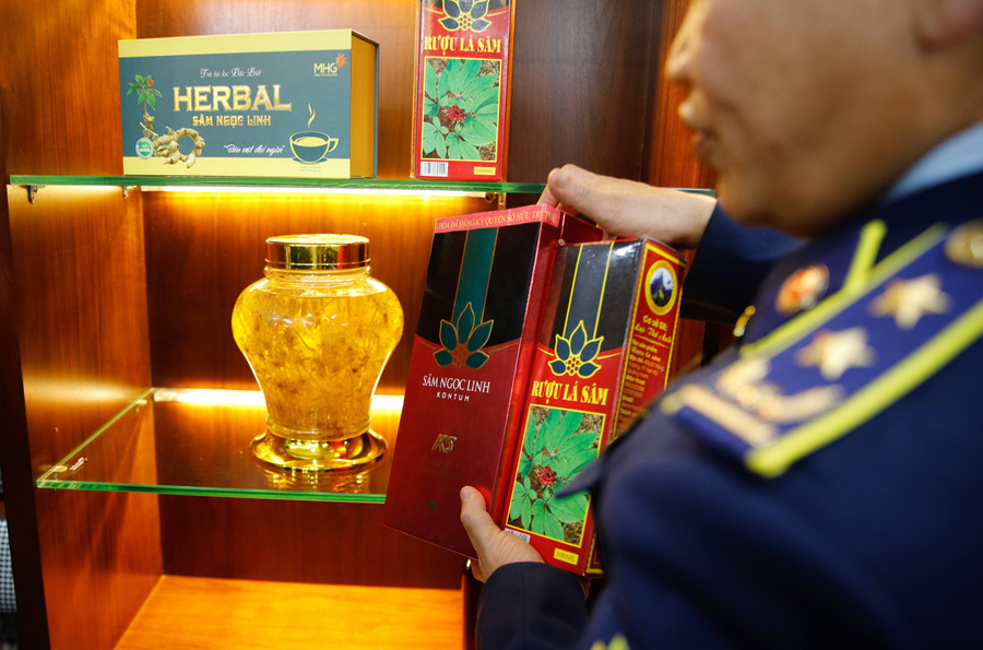 Gian thứ hai sẽ trưng bày giới thiệu các sản phẩm từ sâm như: rượu lá sâm Ngọc Linh; rượu hoa sâm Ngọc Linh… cùng các sản phẩm khác như: trà sâm Ngọc Linh, nước tăng lực sâm Ngọc Linh, tổ yến sâm Ngọc Linh, tổ yến sâm Ngọc Linh K5 Kids, thực phẩm bảo vệ sức khỏe sâm Ngọc Linh, dịch chiết Sâm Ngọc Linh...