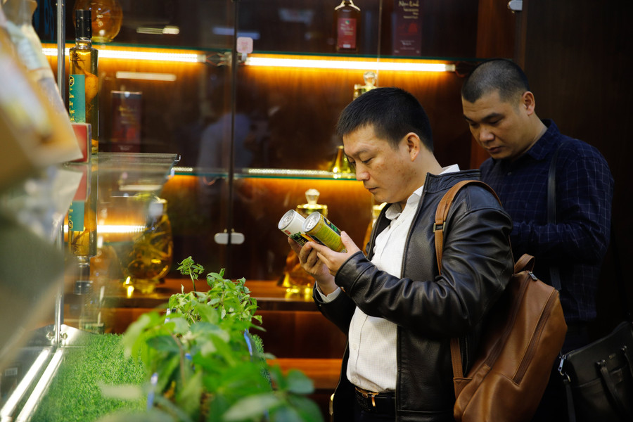 Gian thứ hai sẽ trưng bày giới thiệu các sản phẩm từ sâm như: rượu lá sâm Ngọc Linh; rượu hoa sâm Ngọc Linh… cùng các sản phẩm khác như: trà sâm Ngọc Linh, nước tăng lực sâm Ngọc Linh, tổ yến sâm Ngọc Linh, tổ yến sâm Ngọc Linh K5 Kids, thực phẩm bảo vệ sức khỏe sâm Ngọc Linh, dịch chiết Sâm Ngọc Linh...