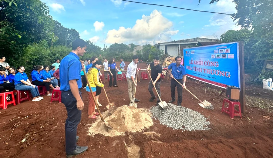 Đại biểu dự lễ khởi công xây dựng nhà nhân ái - Ảnh: Thành Tâm.