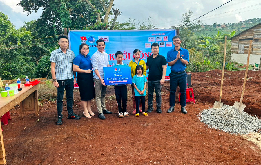 Nhà tài trợ, chính quyền địa phương trao biển công trình nhà nhân ái - Ảnh: Thành Tâm.