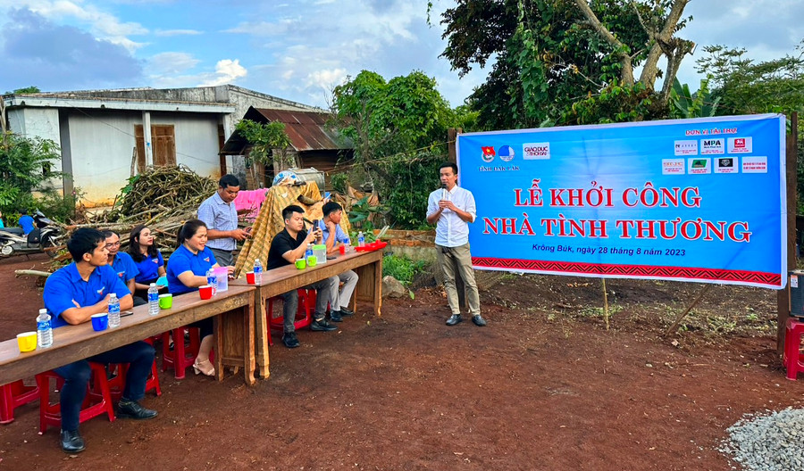 Anh Võ Thành Tâm đại diện các đơn vị tài trợ phát biểu tại lễ khởi công - Ảnh: Thành Tâm.