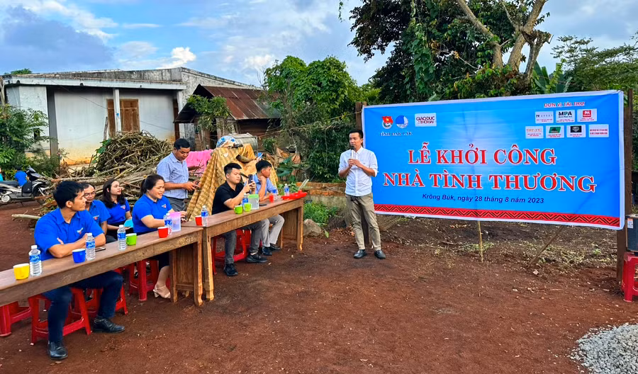 Anh Võ Thành Tâm đại diện các đơn vị tài trợ phát biểu tại lễ khởi công - Ảnh: Thành Tâm.