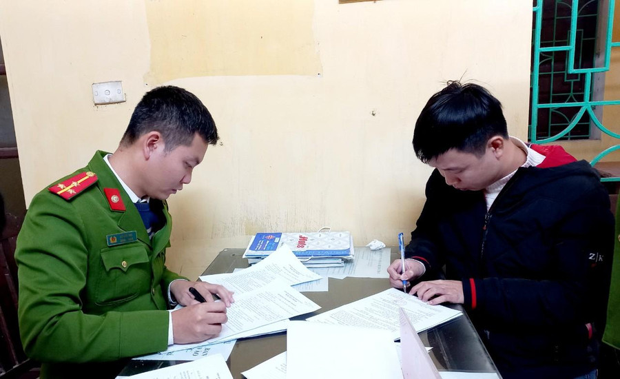 Bị can Đỗ Minh Tiến làm việc với cơ quan công an.