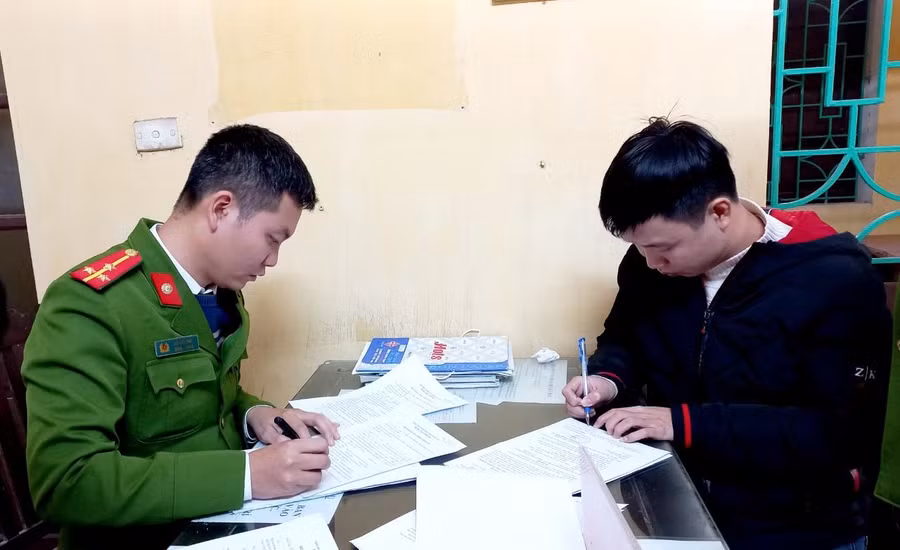 Bị can Đỗ Minh Tiến làm việc với cơ quan công an.