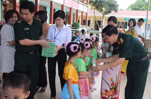 Bộ GD&ĐT tặng gần 4 tấn sữa cho cô, trò vùng biên giới 