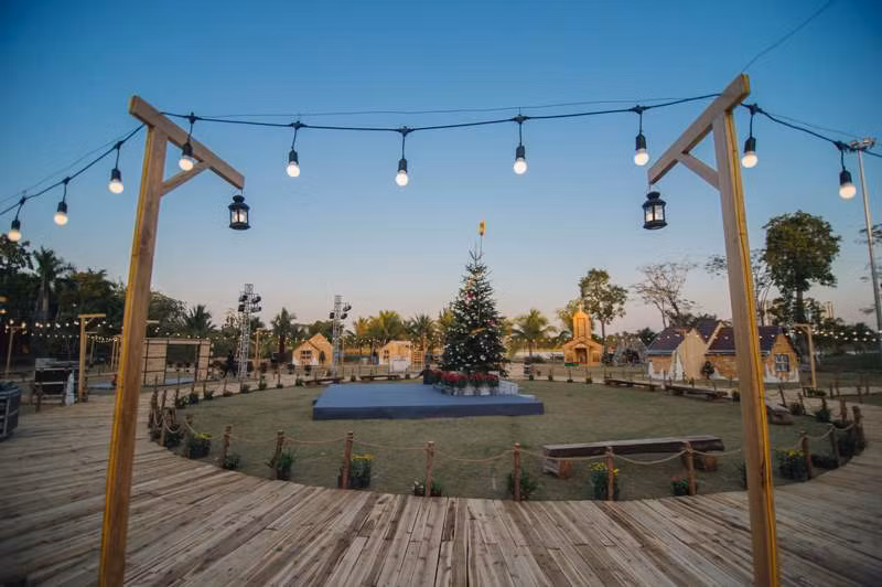 Toàn cảnh công viên Hồ Thiên Nga như bản giao hưởng xanh giữa con người và thiên nhiên, với cây xanh và hồ nước đến 100ha.