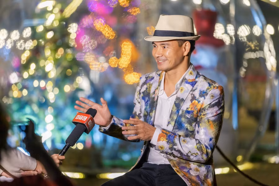 Nghệ sĩ Xuân Bắc cùng 100 ông già Noel tặng quà cho các trẻ em kém may mắn