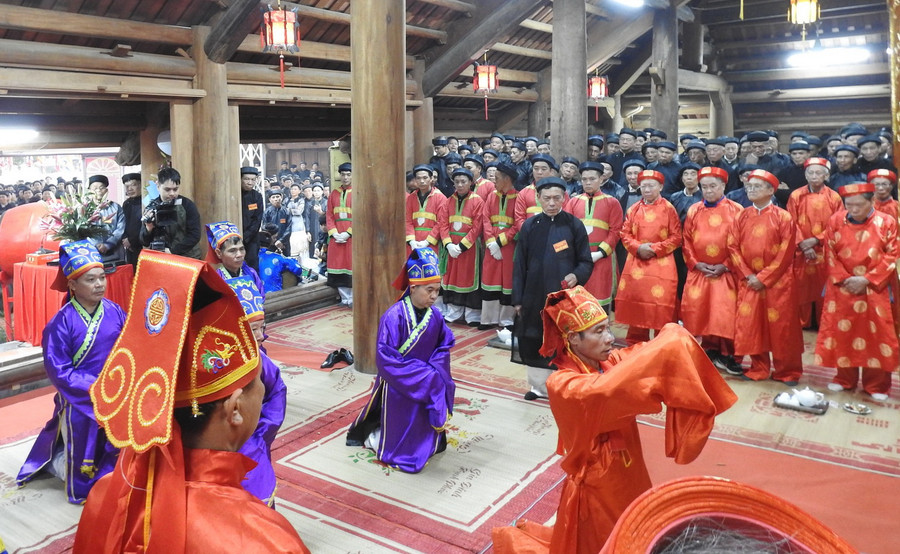 Hai bên thực hiện các nghi lễ tại Đình làng Kim Thượng.