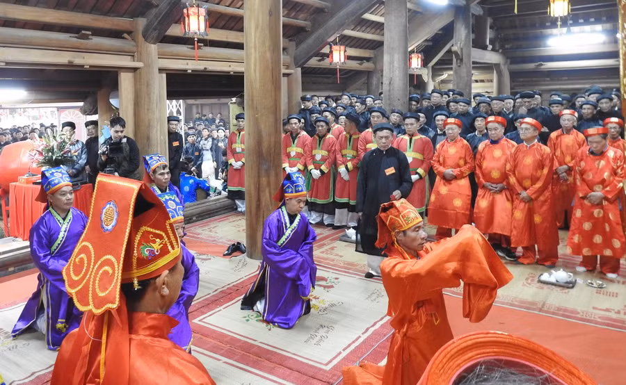 Hai bên thực hiện các nghi lễ tại Đình làng Kim Thượng.