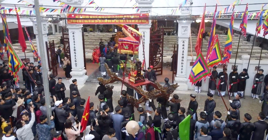 Rước kiệu về Đình làng Kim Thượng.