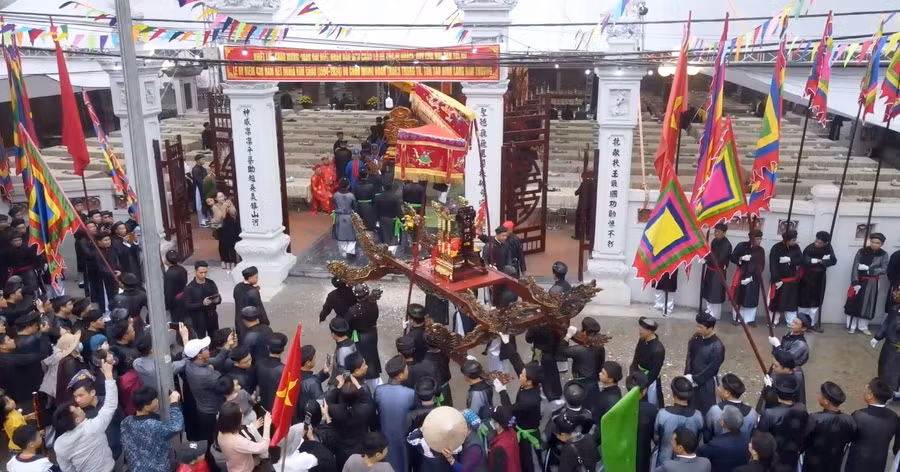 Rước kiệu về Đình làng Kim Thượng.